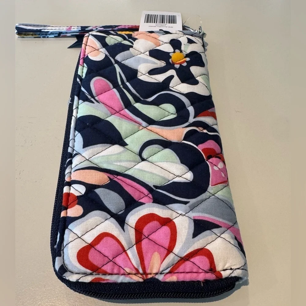 Vera Bradley NWT Quilted Cotton Tech Wristlet Paisley Multicolor Floral Wallet
